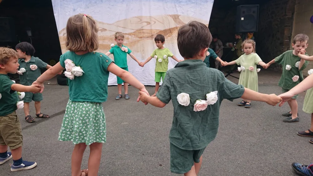 danse maternelles spectacle à l'école privée de Bais