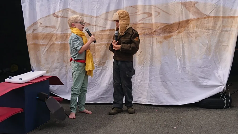 petit prince et aviateur spectacle à l'école privée de Bais