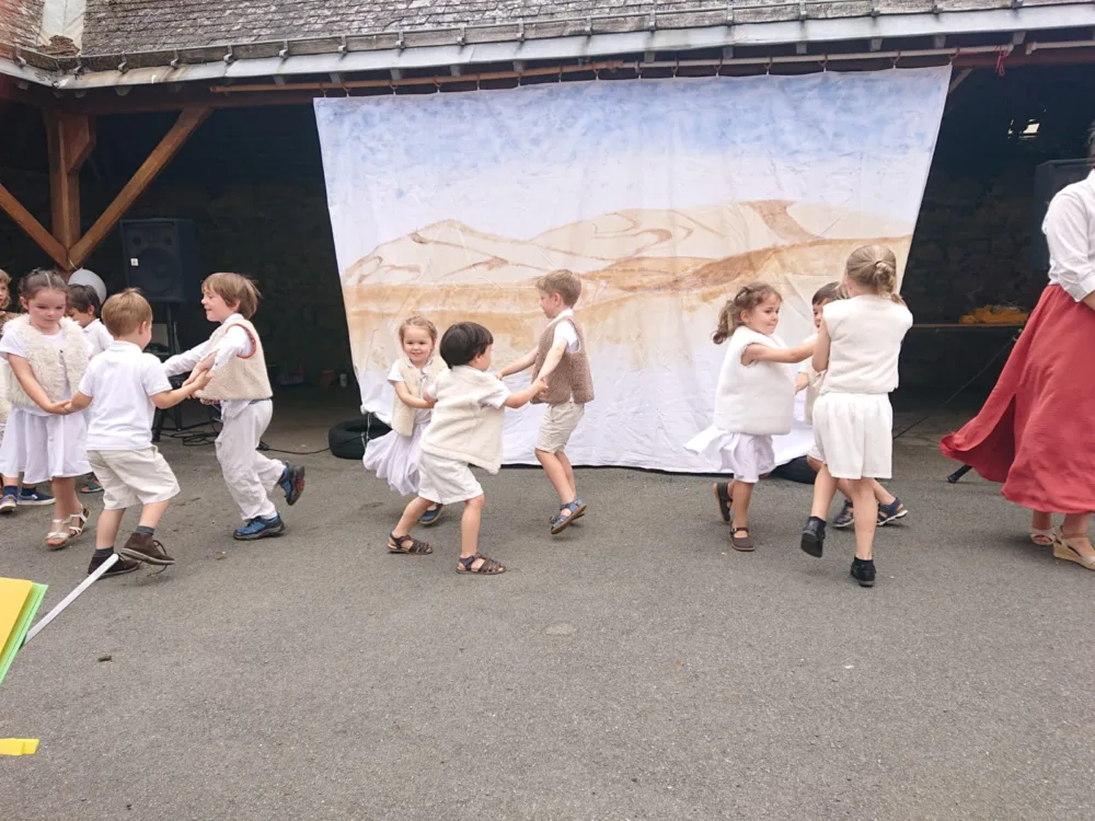 danses maternelles spectacle petit prince à l'école privée de Bais