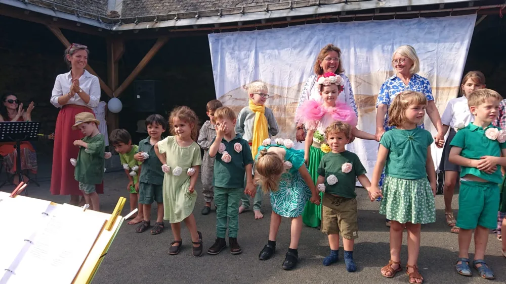 fin spectacle à l'école privée de Bais
