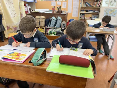 travail classe CP à l'école privée de Bais