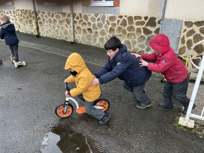 jeux cour récréation à l'école privée de Bais