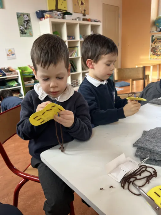 motricité fine en maternelle à l'école privée de Bais