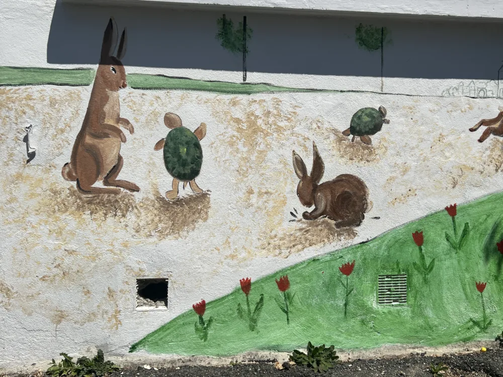 le lièvre et la tortue peinture fables à l'école privée de Bais