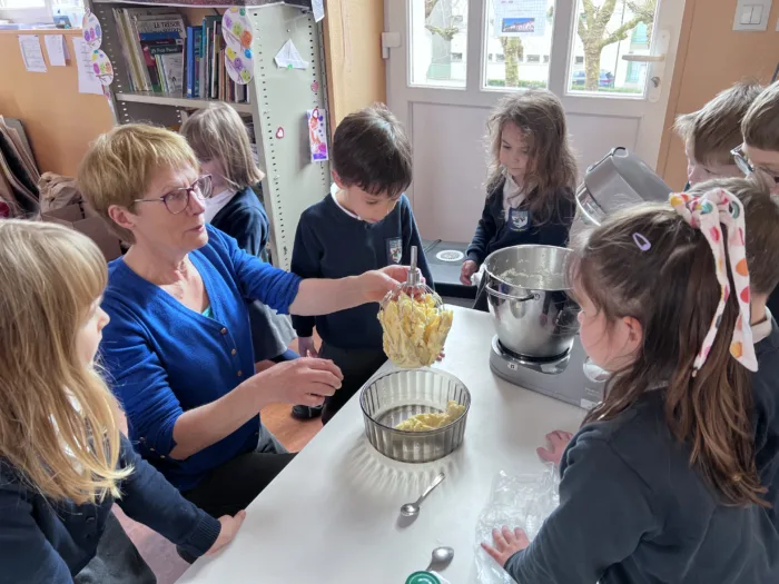 fabrication du beurre à l'école privée de Bais