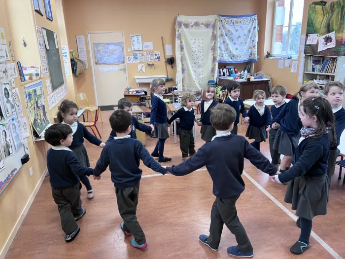 danse en maternelle à l'école privée de Bais