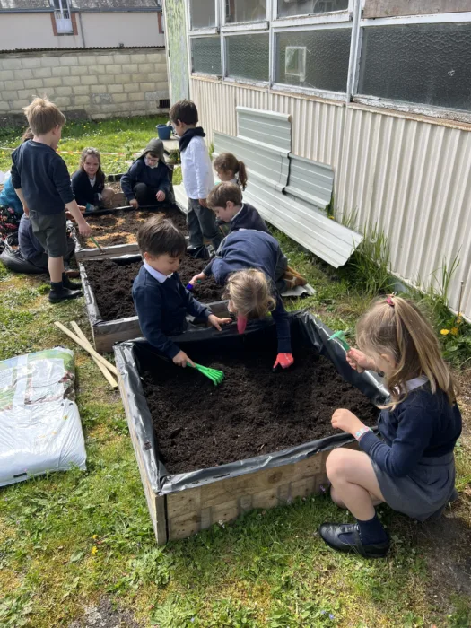 jardinage à l'école privée de Bais
