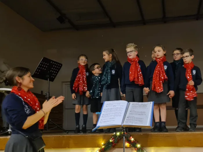 chorale marché de Noël avec l'école privée de Bais